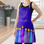 Hanukkah Menorah Candles over Blue Peace Love Ligh Schort<br><div class="desc">"Vrede, liefde en licht." Hier is een wonderlijke manier die aan het plezier van uw vakantiebakken toevoegt. Voeg extra glans toe aan je vakantieavonturen wanneer je deze verbluffende, kleurrijke, aangepaste naam Hanukkah schort draag. Een speelse, artsy illustratie van blauwe menorakaarsen met kleurrijke faux folie patronen en moderne typografie bedekken een...</div>