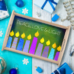 Hanukkah Menorah Candles over Green Peace Love Lig Dienblad<br><div class="desc">"Vrede, liefde en licht." Een speelse, moderne, artsachtige illustratie van boho patroonkaarsen helpt je te gebruiken in de vakantie van Hanukkah. De gesorteerde blauwe kaarsen met kleurrijke faux patronen van de folie bedekken een rijke, diepe groene getextureerde achtergrond. Voel de warmte en de vreugde van het vakantieseizoen als je deze...</div>