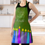 Hanukkah Menorah Candles over Green Peace Love Lig Schort<br><div class="desc">"Vrede, liefde en licht." Hier is een wonderlijke manier die aan het plezier van uw vakantiebakken toevoegt. Voeg extra glans toe aan je vakantieavonturen wanneer je deze verbluffende, kleurrijke, aangepaste naam Hanukkah schort draag. Een speelse, artsy illustratie van blauwe menorakaarsen met kleurrijke faux folie patronen en moderne typografie bedekken een...</div>