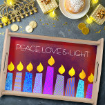 Hanukkah Menorah Candles over Red Peace Love Light Dienblad<br><div class="desc">"Vrede, liefde en licht." Een speelse, moderne, artsachtige illustratie van boho patroonkaarsen helpt je te gebruiken in de vakantie van Hanukkah. De gesorteerde blauwe kaarsen met kleurrijke faux patronen van de folie bedekken een rijke, diep verbrande rode oranje textureerde achtergrond. Voel de warmte en de vreugde van het vakantieseizoen als...</div>