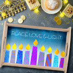 Hanukkah Menorah Candles over Turquoise Peace Love Dienblad<br><div class="desc">"Vrede, liefde en licht." Een speelse, moderne, artsachtige illustratie van boho patroonkaarsen helpt je te gebruiken in de vakantie van Hanukkah. Toegewezen blauwe kaarsen met kleurrijke faux folie patronen bedekken een turkooisgradiënt tot witte getextureerde achtergrond. Voel de warmte en de vreugde van het vakantieseizoen als je deze prachtige, kleurrijke houten...</div>