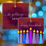 Hanukkah Menorah Candles Script Name Red Keepomwil Keramisch Ornament<br><div class="desc">"Happy Hanukkah." Een speelse, moderne, artsachtige illustratie van boho patroonkaarsen helpt je in stijl te gebruiken in de vakantie van Hanukkah. Toegevoegde blauwe kaarsen met kleurrijke foliepatronen bedekken een rijke, diep verbrande rode, oranje achtergrond. Aan de achterkant personaliseer je je met je familienaam en het jaar, over een kleine donkerrode...</div>