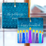 Hanukkah Menorah Candles Turquoise Keepomwille Cus Keramisch Ornament<br><div class="desc">"Happy Hanukkah." Een speelse, moderne, artsachtige illustratie van boho patroonkaarsen helpt je in stijl te gebruiken in de vakantie van Hanukkah. Toegewezen blauwe kaarsen met kleurrijke faux folie patronen bedekken een turkooisgradiënt tot witte getextureerde achtergrond. Aan de achterkant personaliseer je je met je familienaam en het jaar, over een piepklein...</div>