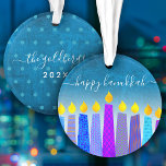 Hanukkah Menorah Candles Turquoise Keepomwille Cus Ornament<br><div class="desc">"Happy Hanukkah." Een speelse, moderne, artsachtige illustratie van boho patroonkaarsen helpt je in stijl te gebruiken in de vakantie van Hanukkah. Toegewezen blauwe kaarsen met kleurrijke faux folie patronen bedekken een turkooisgradiënt tot witte getextureerde achtergrond. Aan de achterkant personaliseer je je met je familienaam en het jaar, over een piepklein...</div>