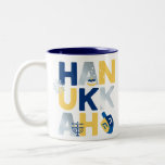 HANUKKAH Menorah Dreidel Coffee Mok<br><div class="desc">Onze Hanukkah Greeting Two-tone MOK met een droom, menorah, jelly donut en Joodse sterren van David is een mooie, leuke manier om familie en vrienden een Happy Hanukkah in stijl te wensen. . Personaliseer met uw douanegroet op het omgekeerde om het echt één van een soort te maken. Vragen: bericht...</div>