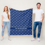 Hanukkah Menorah Dreidel Pattern Custom Blue Fleece Deken<br><div class="desc">Prachtige,  gepersonaliseerde Hanukkah deken in  blauw met een cool patroon van de judaïsme ster,  droomd voor leuke Chanoekamspelen en de joodse menorah voor de vakantie. Monogram deze familie deken voor je woonkamer.</div>