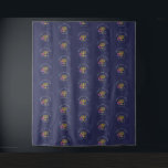 HANUKKAH | Menorah | Dreidel | STER OF DAVID Wandkleed<br><div class="desc">Stijlvolle, elegante HANUKKAH ZEGENINGEN achtergrond voor uw VAKANTIE fotohokjes. Ontwerp shows van een goudkleurige MENORAH met veelkleurige STAR OF DAVID en zilvergrijs DREIDEL. Bovenaan staat een gebogen tekst die zegt BARUCH ATAH, ADONAI (Gezegend bent U, O God) en onder de tekst staat HANUKKAH BLESSINGS plus plaatsnaam. De achtergrondkleur is middernachtblauw....</div>