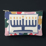 Hanukkah Menorah Dreidels Game Etui<br><div class="desc">Hanukkah Menorah, Dreidel Game Pouch. Alle ontwerpelementen kunnen worden bewerkt. Bewerkbare tekst wijzigen met uw favoriete lettertypestijl, -kleur en -grootte. Vul je zakje met dreidels en speel traktaties. Game on!!! Fijne Chanoeka! Tas Type: Print Cut Naai Kleine Accessoirezak Onze zakjes zijn er in twee maten en kunnen veel van alles...</div>