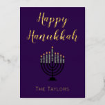 Hanukkah Menorah Folie Feestdagenkaart<br><div class="desc">Dit ontwerp is een prachtig wenskaart voor Hanukkah, met "Happy Hanukkah" op een mooie paarse achtergrond. Het centrum heeft een menorah met een plaats om de naam van je familie onderaan op te nemen. De achterkant gaat door met de mooie paarse achtergrond. Er is een bericht van zegeningen inbegrepen. Bestel...</div>