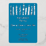 Hanukkah menorah folie uitnodiging<br><div class="desc">.Viel acht dagen en acht nachten van het festival van Lichten met Hanoekakaarten en geschenken. Het festival van de lichten is hier. Licht de menorah aan, speel met het droesdel en feast op latkes en sufganiyots. Viel de geest van Hanukkah met vrienden, familie en geliefden om hen Happy Hanukkah te...</div>