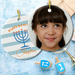 Hanukkah Menorah foto blauw Sinaasappel Keramisch Ornament<br><div class="desc">Verander uw Chanoeka wensen met dit moderne gestreepte Menorah ontwerp. Nog steeds met behulp van de traditionele seizoenskleuren. De blauwe Menorah heeft oranje vlammen. Blues en sinaasappels. Er is een plek voor uw eigen persoonlijke of familiefoto Moderne en eenvoudige Chanoeka begroeting.</div>
