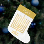 Hanukkah Menorah Gold Tone Elegant Modern Grote Kerstsok<br><div class="desc">Personaliseer deze elegante en moderne stijl Hanukkah Menorah kous door het toevoegen van een naam in het wit aan de gouden toon "manchet" ontwerp. Het ontwerp is strak en eenvoudig met mijn originele vierkante stijl Menorah in faux goud op wit en een eenvoudig maar interessant lettertype voor de naam. Of...</div>