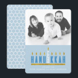 Hanukkah | Menorah Happy Hanukkah 1-fotokaart Kaart<br><div class="desc">Verstuur Hanukkah groeten naar familie en vrienden met dit moderne aanpasbare ontwerp. De illustratie bevat de woorden 'Happy Hanukkah' die zijn ontworpen om op een menorah te lijken met kaarsen die helder schijnen - elke letter vertegenwoordigt een van de kaarsen en het woord 'Happy' wordt de middelste kaars. Pas het...</div>