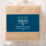 Hanukkah Menorah in Blauw Gepersonaliseerd Etiket<br><div class="desc">Eenvoudige Hanukkah-groet met een verlichte menorah-illustratie in blauw. Alle tekst kan worden aangepast zodat u uw aangewezen spelling van de Hanoeka kunt gebruiken.</div>