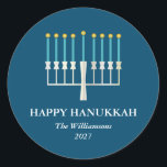 Hanukkah Menorah in Blauw Gepersonaliseerd Ronde Sticker<br><div class="desc">Eenvoudige Hanukkah-groet met een verlichte menorah-illustratie in blauw. Alle tekst kan worden aangepast zodat u uw aangewezen spelling van de Hanoeka kunt gebruiken.</div>