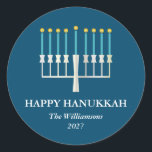 Hanukkah Menorah in Blauw Gepersonaliseerd Ronde Sticker<br><div class="desc">Eenvoudige Hanukkah-groet met een verlichte menorah-illustratie in blauw. Alle tekst kan worden aangepast zodat u uw aangewezen spelling van de Hanoeka kunt gebruiken.</div>