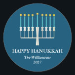 Hanukkah Menorah in Blauw Gepersonaliseerd Ronde Sticker<br><div class="desc">Eenvoudige Hanukkah-groet met een verlichte menorah-illustratie in blauw. Alle tekst kan worden aangepast zodat u uw aangewezen spelling van de Hanoeka kunt gebruiken.</div>