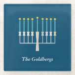 Hanukkah Menorah in Blue Custom Name Glazen Onderzetter<br><div class="desc">Vier het Lichtfestival met dit elegante glazen onderzetter,  met een minimalistisch menorah-ontwerp op een diepblauwe achtergrond. Dit onderzetter is ideaal voor Chanoeka-bijeenkomsten of als een doordacht geschenk en kan worden gepersonaliseerd met uw familienaam,  waardoor uw vakantiedecor een speciaal tintje krijgt.</div>