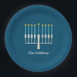 Hanukkah Menorah in Blue Custom Name Papieren Bordje<br><div class="desc">Deze stijlvolle set van aangepast papier bord is voorzien van een Hanukkah met het ontwerp van een minimalistische menorah in blauw. Pas het aan met jouw naam. Geweldig cadeauidee!</div>