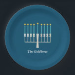Hanukkah Menorah in Blue Custom Name Papieren Bordje<br><div class="desc">Deze stijlvolle set van aangepast papier bord is voorzien van een Hanukkah met het ontwerp van een minimalistische menorah in blauw. Pas het aan met jouw naam. Geweldig cadeauidee!</div>