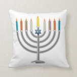 Hanukkah menorah kussen<br><div class="desc">Hanukkah menorah. de klok de oranje" aanpasbare" knop om de sjabloon aan te passen door desgewenst de achtergrondkleur te wijzigen. Personaliseer me door persoonlijke tekst van naam, initialen of groeten Hanukkah toe te voegen, zoals gewenst</div>