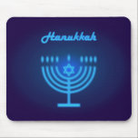 Hanukkah Menorah licht Festival decoratie Muismat<br><div class="desc">Hanukkah Menorah Neon licht Navy Blue Background aan. Hanoekiah Candlestick met kaarsen,  Star van David,  Israëlische ster. Modern design,  Home Decor. Festival Jewish Winter Holiday Decoratie</div>