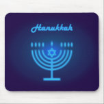Hanukkah Menorah licht Festival decoratie Muismat<br><div class="desc">Hanukkah Menorah Neon licht Navy Blue Background aan. Hanoekiah Candlestick met kaarsen,  Star van David,  Israëlische ster. Modern design,  Home Decor. Festival Jewish Winter Holiday Decoratie</div>