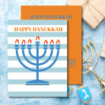 Hanukkah Menorah Modern blauw Wenskaart Feestdagenkaart<br><div class="desc">Verander uw Chanoeka wensen met dit moderne gestreepte Menorah ontwerp. Nog steeds met behulp van de traditionele seizoenskleuren. De blauwe Menorah heeft oranje vlammen. Blues en sinaasappels. Er is ruimte voor uw vakantiebericht op de achterzijde met het woord 'Liefde en licht' dat kan worden verwijderd als u het niet wilt...</div>