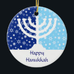 Hanukkah Menorah Ornament<br><div class="desc">Het perfecte ornament voor de interreligieuze familie. Een Chanoeka menora is silhouet tegen een veld van donkerblauwe en lichtblauwe sterren en sneeuwvlokken. Je persoonlijke bericht wordt hieronder weergegeven. Kan ook als ventilator, licht of blind trekken of muurdecor worden gebruikt. Verkrijgbaar met bijpassende producten.</div>