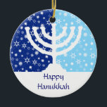Hanukkah Menorah Ornament<br><div class="desc">Het perfecte ornament voor de interreligieuze familie. Een Chanoeka menora is silhouet tegen een veld van donkerblauwe en lichtblauwe sterren en sneeuwvlokken. Je persoonlijke bericht wordt hieronder weergegeven. Kan ook als ventilator,  licht of blind trekken of muurdecor worden gebruikt. Verkrijgbaar met bijpassende producten.</div>