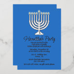 Hanukkah Menorah Party Folie Uitnodiging<br><div class="desc">Chic Hanukkah partijuitnodiging die in blauw wordt gedaan,  met grafiek van een zilveren folie menorah en zilveren folie douanetekst. Pas de aangepaste tekst aan de voorkant aan om aan de wensen van uw feestdag te beantwoorden.</div>