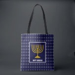 HANUKKAH Menorah Star David Personalized Navy Blue Tote Bag<br><div class="desc">Stijlvol feestartikel over de blauw CANVAS TAS van de afdruk met faux Silver Star van David in subtiel achtergrondpatroon. De tekst van Placeholder is klantgericht zodat kunt u HAPPY HANUKKAH in een groet van uw eigen keus (tekst van gelijkaardige lengte), jouw naam of tekst in uw eigen taal veranderen. Een...</div>