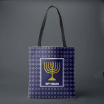 HANUKKAH Menorah Star David Personalized Navy Blue Tote Bag<br><div class="desc">Stijlvol feestartikel over de blauw CANVAS TAS van de afdruk met faux Silver Star van David in subtiel achtergrondpatroon. De tekst van Placeholder is klantgericht zodat kunt u HAPPY HANUKKAH in een groet van uw eigen keus (tekst van gelijkaardige lengte), jouw naam of tekst in uw eigen taal veranderen. Een...</div>