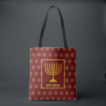 HANUKKAH Menorah Star David Personalized RED Tote Bag<br><div class="desc">Stijlvol feestartikel over de CANVAS TAS van afdrukken met faux gold Star van David in subtiel achtergrondpatroon. De tekst van Placeholder is klantgericht zodat kunt u HAPPY HANUKKAH in een groet van uw eigen keus (tekst van gelijkaardige lengte), jouw naam of tekst in uw eigen taal veranderen. Een deel van...</div>