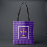 HANUKKAH Menorah Star David Persoonlijk Paars Tote Bag<br><div class="desc">Stijlvol feestje over de paarse CANVAS TAS van de gedrukte pers met faux Silver Star van David in subtiel achtergrondpatroon. De tekst van Placeholder is klantgericht zodat kunt u HAPPY HANUKKAH in een groet van uw eigen keus (tekst van gelijkaardige lengte), jouw naam of tekst in uw eigen taal veranderen....</div>
