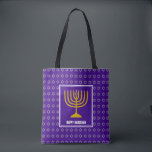 HANUKKAH Menorah Star David Persoonlijk Paars Tote Bag<br><div class="desc">Stijlvol feestje over de paarse CANVAS TAS van de gedrukte pers met faux Silver Star van David in subtiel achtergrondpatroon. De tekst van Placeholder is klantgericht zodat kunt u HAPPY HANUKKAH in een groet van uw eigen keus (tekst van gelijkaardige lengte), jouw naam of tekst in uw eigen taal veranderen....</div>