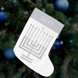 Hanukkah Menorah Zilveren Tone Elegant Modern Grote Kerstsok<br><div class="desc">Personaliseer deze elegante en moderne stijl Hanukkah Menorah kous door een naam in het wit toe te voegen aan het zilveren tint "manchet" ontwerp. Het ontwerp is strak en eenvoudig met mijn originele vierkante stijl Menorah in faux zilver op wit en een eenvoudig maar interessant lettertype voor de naam. Of...</div>