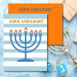 Hanukkah Modern Menorah Blauw Wenskaart Briefkaart<br><div class="desc">Verander uw Chanoeka wensen met dit moderne gestreepte Menorah ontwerp. Nog steeds met behulp van de traditionele seizoenskleuren. De Menorrah heeft oranje vlammen. Blues en sinaasappels. Er is ruimte voor uw vakantiebericht op de achterzijde met het woord 'Liefde en licht' dat kan worden verwijderd als u het niet wilt gebruiken....</div>