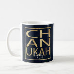 Hanukkah Mok "Chanukah Happy Gold"<br><div class="desc">Klassieke Mok voor Hanukkah. Chanoeka Happy Gold Mok. De goudletters en de goudrechthoek kunnen resized en worden bewogen. De achtergrondkleur, donkerblauw, kan uit worden veranderd. Personaliseer mok door tekst te schrappen, en met uw eigen berichten te vervangen. Kies uw favoriete doopvontstijl, kleur, en grootte. Creëer een simpel geschenk door wat...</div>