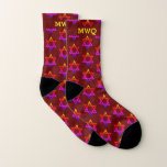 Hanukkah | Monogram Burgundy | STAR VAN DAVID Sokken<br><div class="desc">Stijlvolle, bruine STAR VAN DAVID HANUKKAH Socks, ontworpen met een kleurrijke ster van David in een verticaal, betegeld patroon. Er is een klantgerichte DRIEVOUDIGE MONOGRAM, die u met uw eigen initialen kunt PERSONALISEREN. Het ontwerp wordt herhaald aan de binnen- en buitenkant. Ideal geschenk voor Kerstmis en Birthdagen, en vooral voor...</div>