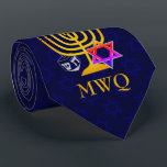 HANUKKAH Monogram Stropdas<br><div class="desc">Elegant,  stijlvol,  middernacht blauwe HANUKKAH-Stropdas,  ontworpen met faux gold menorah,  kleurrijke ster van David en zilverkleurige droidel plus  MONOGRAM. Op de achtergrond is er een subtiel getild patroon van de ster van David. Verkrijgbaar in middblauw met optioneel monogram.</div>