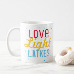 Hanukkah Party Love Light Latkes gepersonaliseerd Koffiemok<br><div class="desc">Onze Hanukkah Party Love Light Latkes Gepersonaliseerde Grappige Quote Koffie Mok zal iedereen in de Vakantie spirit krijgen! Kleed je ochtendkoffie aan voor de feestdagen. Een gepersonaliseerde mok maakt een geweldig vakantiegeschenk voor speciale familie, vrienden en klanten. Het kleurrijke, humoristische gezegde valt op op de zwarte sterrennacht achtergrond. Vol met...</div>
