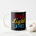 Hanukkah Party Love Light Latkes gepersonaliseerd Koffiemok<br><div class="desc">Onze Hanukkah Party Love Light Latkes Personalized Grapny Quote Coffee Mok zal iedereen in de Holiday-geest brengen! Dress je ochtendkoffie voor de feestdagen. Een gepersonaliseerde mok maakt een geweldig vakantiecadeau voor speciale familie, vrienden en klanten. Het kleurrijke, humoristische gezegde staat op de zwarte sterrennachtachtergrond. Volledig met een favoriete traktatie voor...</div>