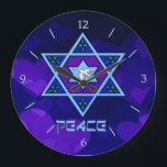 Hanukkah Peace Art Grote Klok<br><div class="desc">Blauwen van alle schoppen,  lila en lavender in een bloesvorm met een zeszijdige ster in het midden is een geweldige manier om Hanoeka te vieren en tegelijkertijd je individualiteit te uiten.</div>