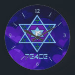 Hanukkah Peace Art Grote Klok<br><div class="desc">Blauwen van alle schoppen,  lila en lavender in een bloesvorm met een zeszijdige ster in het midden is een geweldige manier om Hanoeka te vieren en tegelijkertijd je individualiteit te uiten.</div>