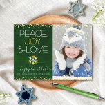 Hanukkah Peace Joy Love Snowflake Green Photo Flat Feestdagenkaart<br><div class="desc">"Vrede, vreugde en liefde." Een leuke, speelse goudfolie en witte sneeuwvlokillustratie en moderne typografie op een rijke, diepe, donkergroene marmerachtergrond helpen u in het Hanoekaseizoen te werken, samen met de aangepaste foto van uw keuze. Faux goudfolie en witte confetti stippen lijst de kaart. Voel de warmte en de vreugde van...</div>