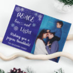 Hanukkah Peace Love Light Photo Snowflake Blue Feestdagenkaart<br><div class="desc">Dit ontwerp kan op het gebied worden gepersonaliseerd dat door de foto en/of tekst te veranderen wordt verstrekt. Of het kan worden aangepast door te klikken deze Sjabloon personaliseert en dan de klik te kiezen om verdere optie aan te passen en de kleur van de achtergrond te schrappen of te...</div>