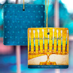 Hanukkah Peace Love Light, Yellow Menorah Keepomwi Keramisch Ornament<br><div class="desc">"Vrede, liefde en licht." Een close-up digitale foto illustratie van een heldere, kleurrijke, gele en gouden artsy menorah, met je persoonlijke naam, helpt je om in stijl op de feestdag van de Hanukkah te surfen. Op de achterkant, bedekt een kleine blauwe ster van het patroon van David een getextureerde blauwgroen...</div>
