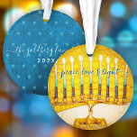 Hanukkah Peace Love Light Yellow Menorah Keepomwil Ornament<br><div class="desc">"Vrede, liefde en licht." Een close-up digitale foto illustratie van een heldere, kleurrijke, gele en gouden artsy menorah helpt je in stijl op de feestdag van de Hanukkah te surfen. Op de achterkant, bedekken uw persoonlijke naam en jaar en een kleine blauwe Ster van het patroon van David een getextureerde...</div>