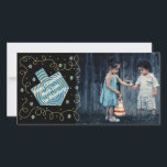 Hanukkah Photo Card "Dreidel Spinner" Feestdagenkaart<br><div class="desc">Happy Holiday, Hanukkah/Chanukah-fotokaart, "Dreidel Spinner" Glossy, fotokaart met witte envelop. Personaliseer door foto en formulering te vervangen, "Happy Chanukah! Veel liefde, de Blumbergs" Pas de tekst aan door uw favoriete doopvontstijl, kleur, en grootte te kiezen. Pas, resize en herwoord aan aan om aan te passen. De achtergrondkleur kan ook worden...</div>